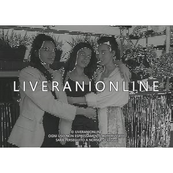 1989 MILANO TERRAZZA MARTINI PRESENTAZIONE DEL FILM “AMORI IN CORSO“ REGIA DI GIUSEPPE BERTOLUCCI NELLA FOTO AMANDA SANDRELLI CON STELLA VORDERMANN E ROBERTA PRANDI AG ALDO LIVERANI SAS