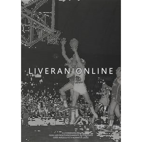 17-03-1976 TORINO PALARUFFINI FIANLE DI COPPA DELLE COPPE CINZANO MILANO ASPO TOURS NELLA FOTO AZIONE DI GIOCO AG ALDO LIVERANI SAS