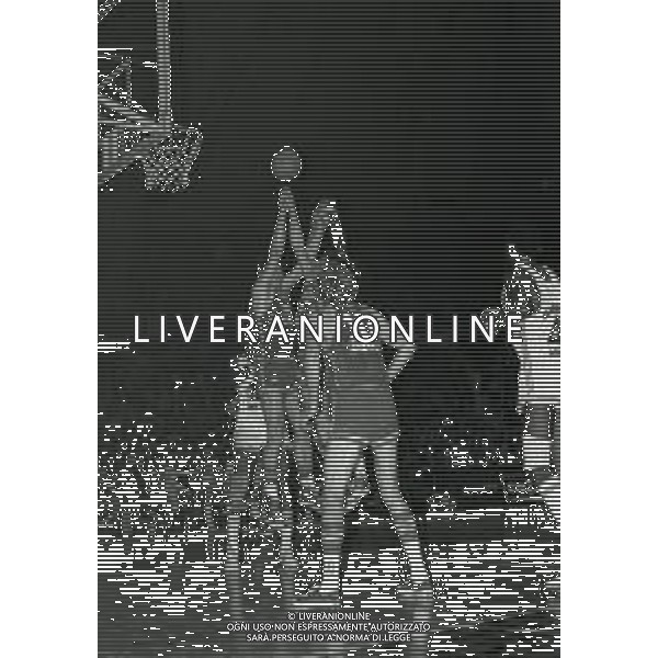 17-03-1976 TORINO PALARUFFINI FIANLE DI COPPA DELLE COPPE CINZANO MILANO ASPO TOURS NELLA FOTO AZIONE DI GIOCO AG ALDO LIVERANI SAS