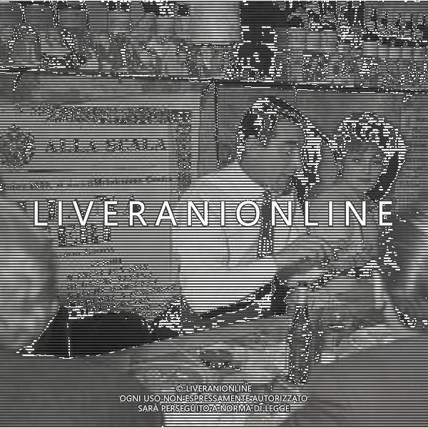 RETROSPETTIVA WALTER CHIARI ATTORE NELLA FOTO WALTER CHIARI CON UGO TOGNAZZI A MILANO NELL\'ANNO 1964 NEL RISTORANTE DA PINO A MILANO AG ALDO LIVERANI SAS  