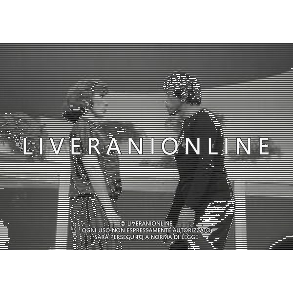 RETROSPETTIVA WALTER CHIARI ATTORE NELLA FOTO WALTER CHIARI CON IVANA MONTI NELL\'ANNO 1983 A MILANO NELLA COMMEDIA TEATRALE “HAI MAI PROVATO NELL\'ACQUA CALDA“ AG ALDO LIVERANI SAS