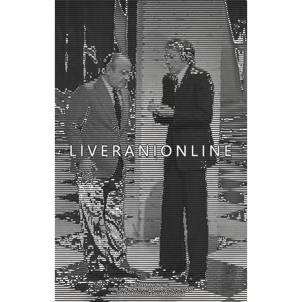 RETROSPETTIVA WALTER CHIARI ATTORE NELLA FOTO WALTER CHIARI CON VITTORIO CAPRIOLI NELL\'ANNO 1978 A MILANO  AG ALDO LIVERANI SAS 