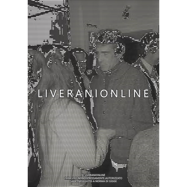 RETROSPETTIVA WALTER CHIARI ATTORE NELLA FOTO WALTER CHIARI ALLA MOSTRA DELLA PITTRICE ADRIANA GIARDA CON LEA PERICOLI NELL\'ANNO 1978  AG ALDO LIVERANI SAS 