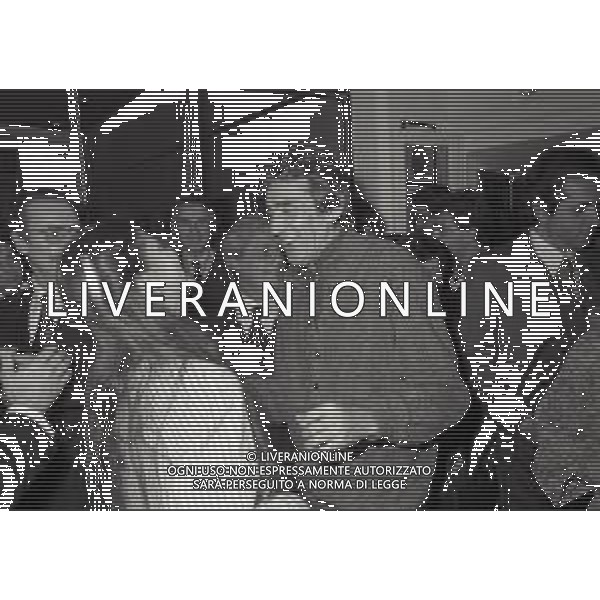 RETROSPETTIVA WALTER CHIARI ATTORE NELLA FOTO WALTER CHIARI ALLA MOSTRA DELLA PITTRICE ADRIANA GIARDA CON LEA PERICOLI NELL\'ANNO 1978  AG ALDO LIVERANI SAS 