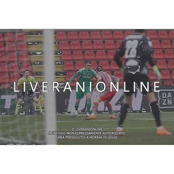 Massimiliano Carnabuci/LM - US Cremonese vs AC Pisa - Italian Football Championship League BKT 2020/2021 06 February 2021 - Giovanni Zini stadium, cremona, Italy Photo showing: Lisi (Pisa) tries to dribble Valeri (Cremonese) @LM/Massimiliano Carnabuci/ AGENZIA ALDO LIVERANI SAS