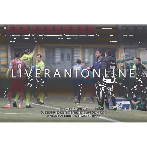 Massimiliano Carnabuci/LM - US Cremonese vs AC Pisa - Italian Football Championship League BKT 2020/2021 06 February 2021 - Giovanni Zini stadium, cremona, Italy Photo showing: Referee Ivano Pezzuto shows yellow card to Pisa‚Äôs head coach D‚Äôangelo @LM/Massimiliano Carnabuci/ AGENZIA ALDO LIVERANI SAS