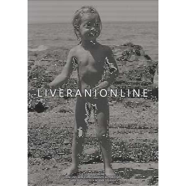 RETROSPETTIVA WALTER CHIARI ATTORE NELLA FOTO SIMONE ANNICCHIARICO NELL\'ANNO 1973 IN SARDEGNA AG ALDO LIVERANI SAS 