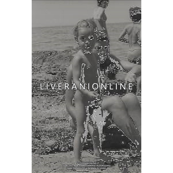 RETROSPETTIVA WALTER CHIARI ATTORE NELLA FOTO SIMONE ANNICCHIARICO NELL\'ANNO 1973 IN SARDEGNA AG ALDO LIVERANI SAS