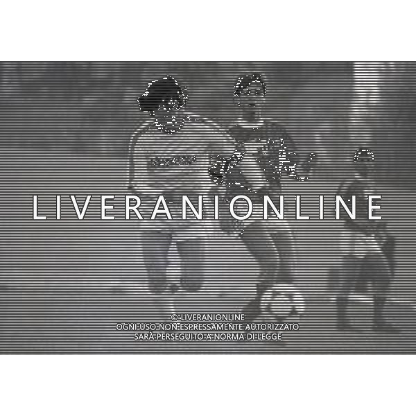 04-12-1983 CAMPIONATO DI CALCIO SERIE B VARESE LECCE 0-0 NELLA FOTO MAURIZIO ORLANDO E GIANNI CRISTIANI AG ALDO LIVERANI SAS