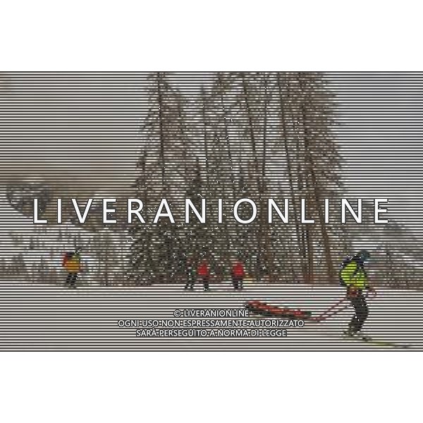Franco Debernardi/LM - 2021 FIS Alpine World SKI Championships - Super Giant - Men - alpine ski race 09 February 2021 - Vertigine, cortina (bl), Italy Photo showing: Last measures to clear the race track before the race is canceled @LM/Franco Debernardi/AGENZIA ALDO LIVERANI SAS