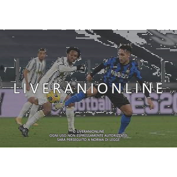 Torino 09.02.2021 Allianz Stadium Juventus vs Inter Semifinale Ritorno Coppa Italia Tim 2020/2021/2020 ©Viganti/Agenzia Aldo Liverani Nella foto: lautaro martinez e juan cuadrado ©Viganti/AGENZIA ALDO LIVERANI SAS