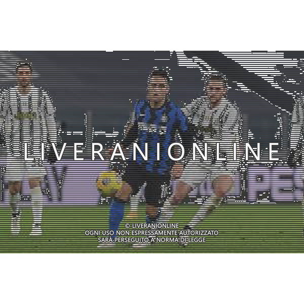 Torino 09.02.2021 Allianz Stadium Juventus vs Inter Semifinale Ritorno Coppa Italia Tim 2020/2021/2020 ©Viganti/Agenzia Aldo Liverani Nella foto: lautaro martinez e adrien rabiot ©Viganti/AGENZIA ALDO LIVERANI SAS