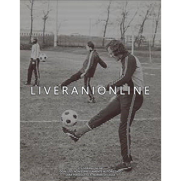 RETROSPETTIVA RENE\' VAN DER KERKHOF CALCIATORE NELLA FOTO RENE\' VAN DER KERKHOF CON LA NAZIONALE OLANDESE AG ALDO LIVERANI SAS
