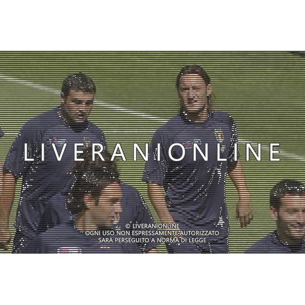 Coverciano 30 agosto 2005 Ritiro e allenamento nazionale italiana nella foto: Totti Francesco e Peruzzi Angelo foto Gianni Nucci / Ag. Aldo Liverani