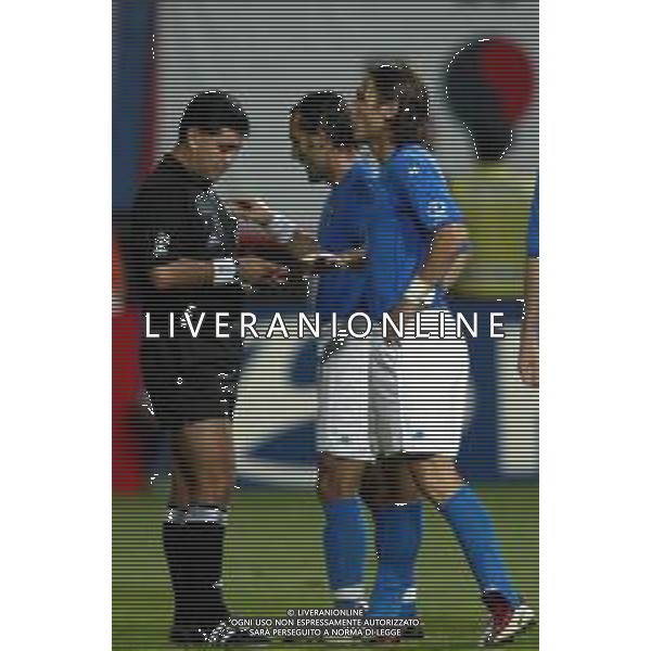 MONDIALI CALCIO DAEJEON (COREA DEL SUD) 18/06/2002 COREA DEL SUD ITALIA NELLA FOTO LE PROTESTE DI ANGELO DI LIVIO E FRANCESCO TOTTI CON L\'ARBITRO BYRON MORENO AGENZIA ALDO LIVERANI SAS