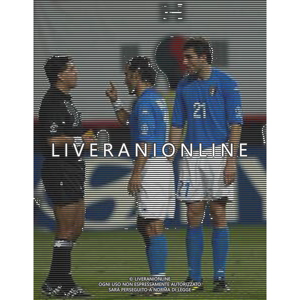 MONDIALI CALCIO DAEJEON (COREA DEL SUD) 18/06/2002 COREA DEL SUD ITALIA NELLA FOTO LE PROTESTE DI ANGELO DI LIVIO E CHRISTIAN VIERI CON L\'ARBITRO BYRON MORENO AGENZIA ALDO LIVERANI SAS