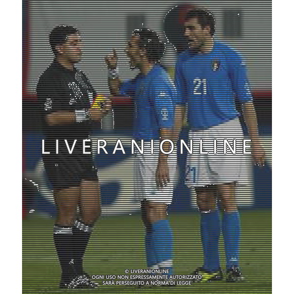 MONDIALI CALCIO DAEJEON (COREA DEL SUD) 18/06/2002 COREA DEL SUD ITALIA NELLA FOTO LE PROTESTE DI ANGELO DI LIVIO E CHRISTIAN VIERI CON L\'ARBITRO BYRON MORENO AGENZIA ALDO LIVERANI SAS
