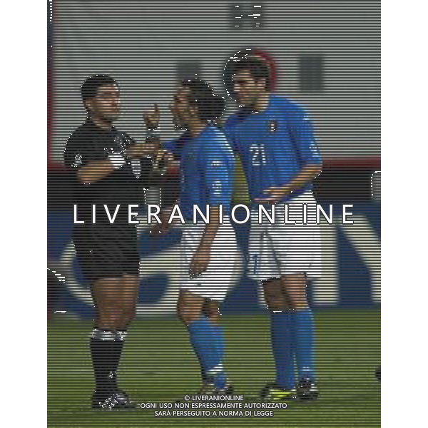 MONDIALI CALCIO DAEJEON (COREA DEL SUD) 18/06/2002 COREA DEL SUD ITALIA NELLA FOTO LE PROTESTE DI ANGELO DI LIVIO E CHRISTIAN VIERI CON L\'ARBITRO BYRON MORENO AGENZIA ALDO LIVERANI SAS