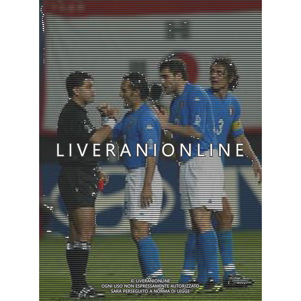 MONDIALI CALCIO DAEJEON (COREA DEL SUD) 18/06/2002 COREA DEL SUD ITALIA NELLA FOTO LE PROTESTE DI ANGELO DI LIVIO E CHRISTIAN VIERI E PAOLO MALDINI CON L\'ARBITRO BYRON MORENO AGENZIA ALDO LIVERANI SAS