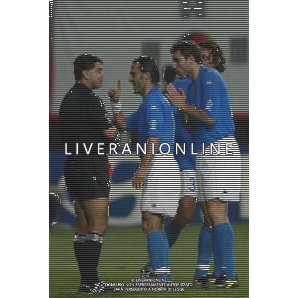 MONDIALI CALCIO DAEJEON (COREA DEL SUD) 18/06/2002 COREA DEL SUD ITALIA NELLA FOTO LE PROTESTE DI ANGELO DI LIVIO E CHRISTIAN VIERI CON L\'ARBITRO BYRON MORENO AGENZIA ALDO LIVERANI SAS