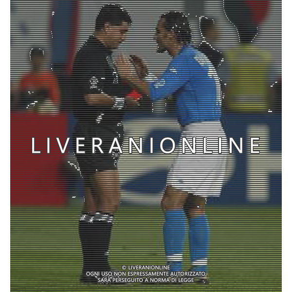MONDIALI CALCIO DAEJEON (COREA DEL SUD) 18/06/2002 COREA DEL SUD ITALIA NELLA FOTO LE PROTESTE DI ANGELO DI LIVIO CON L\'ARBITRO BYRON MORENO AGENZIA ALDO LIVERANI SAS