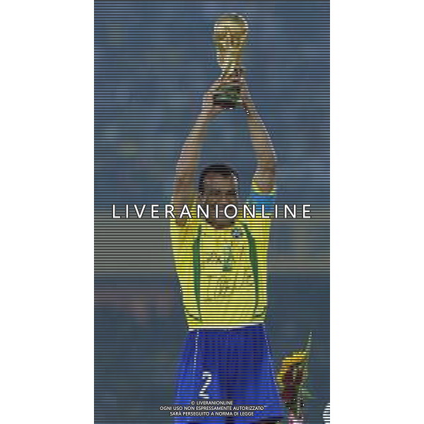 YOKOHAMA (GIAPPONE) 30/06/2002 FINALE MONDIALI CALCIO 2002 GERMANIA - BRASILE NELLA FOTO CAFU\' MARCOS CON LA COPPA DEL MONDO AGENZIA ALDO LIVERANI SAS