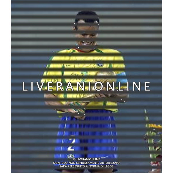 YOKOHAMA (GIAPPONE) 30/06/2002 FINALE MONDIALI CALCIO 2002 GERMANIA - BRASILE NELLA FOTO CAFU\' MARCOS CON LA COPPA DEL MONDO AGENZIA ALDO LIVERANI SAS