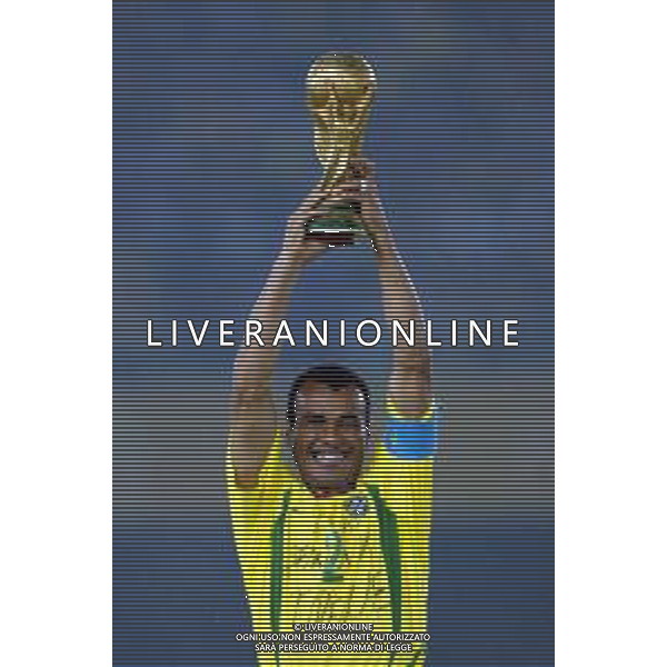 YOKOHAMA (GIAPPONE) 30/06/2002 FINALE MONDIALI CALCIO 2002 GERMANIA - BRASILE NELLA FOTO CAFU\' MARCOS CON LA COPPA DEL MONDO AGENZIA ALDO LIVERANI SAS