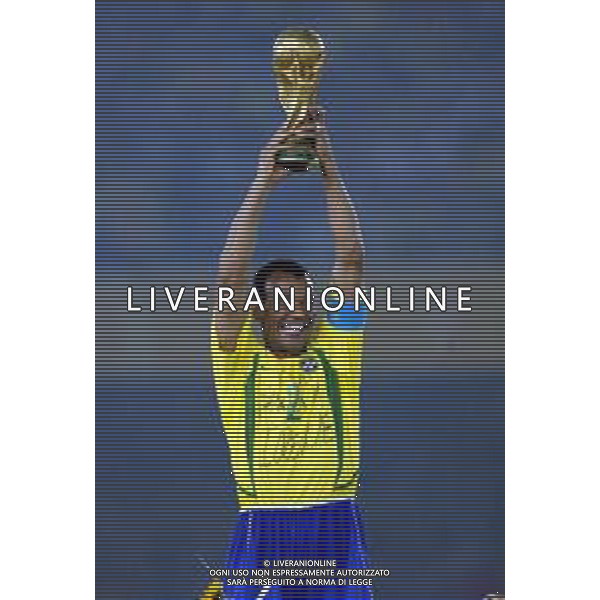 YOKOHAMA (GIAPPONE) 30/06/2002 FINALE MONDIALI CALCIO 2002 GERMANIA - BRASILE NELLA FOTO CAFU\' MARCOS CON LA COPPA DEL MONDO AGENZIA ALDO LIVERANI SAS