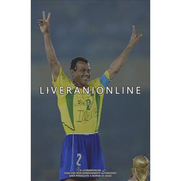 YOKOHAMA (GIAPPONE) 30/06/2002 FINALE MONDIALI CALCIO 2002 GERMANIA - BRASILE NELLA FOTO CAFU MARCOS CON LA COPPA DEL MONDO AGENZIA ALDO LIVERANI SAS