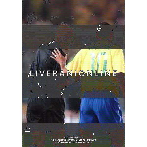 YOKOHAMA (GIAPPONE) 30/06/2002 FINALE MONDIALI CALCIO 2002 GERMANIA - BRASILE NELLA FOTO ARBITRO PIERLUIGI COLLINA CON RIVALDO AGENZIA ALDO LIVERANI SAS
