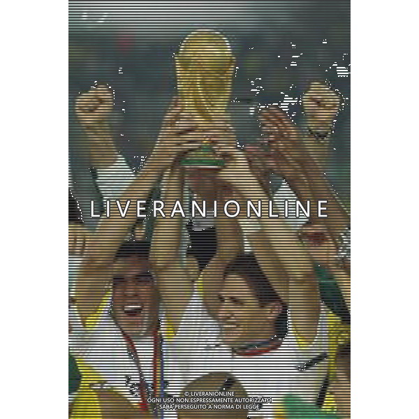 YOKOHAMA (GIAPPONE) 30/06/2002 FINALE MONDIALI CALCIO 2002 GERMANIA - BRASILE NELLA FOTO EDMILSON E LUCIO CON LA COPPA DEL MONDO AGENZIA ALDO LIVERANI SAS
