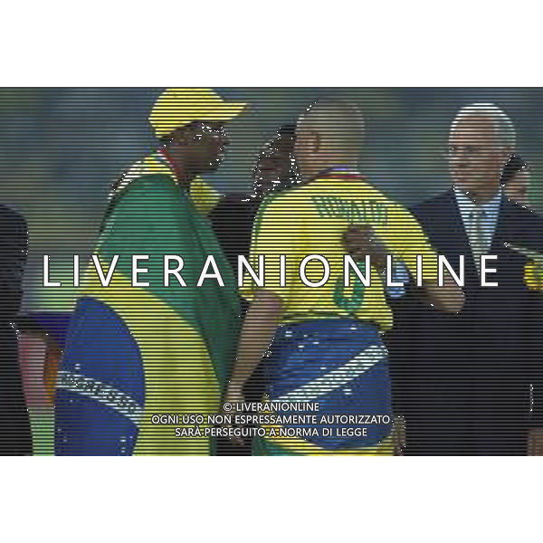 YOKOHAMA (GIAPPONE) 30/06/2002 FINALE MONDIALI CALCIO 2002 GERMANIA - BRASILE NELLA FOTO ESULTANZA RONALDO CON ROQUE JUNIOR E PELE\' AGENZIA ALDO LIVERANI SAS