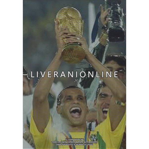 YOKOHAMA (GIAPPONE) 30/06/2002 FINALE MONDIALI CALCIO 2002 GERMANIA - BRASILE NELLA FOTO RIVALDO CON LA COPPA DEL MONDO AGENZIA ALDO LIVERANI SAS