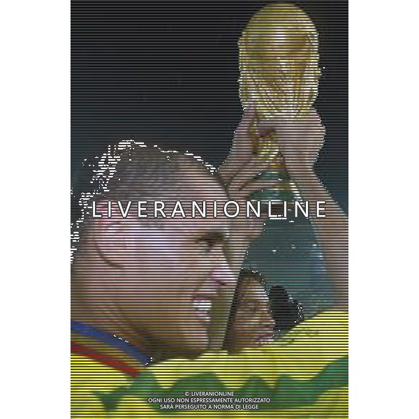 YOKOHAMA (GIAPPONE) 30/06/2002 FINALE MONDIALI CALCIO 2002 GERMANIA - BRASILE NELLA FOTO RIVALDO CON LA COPPA DEL MONDO AGENZIA ALDO LIVERANI SAS