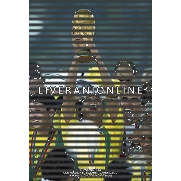 YOKOHAMA (GIAPPONE) 30/06/2002 FINALE MONDIALI CALCIO 2002 GERMANIA - BRASILE NELLA FOTO RIVALDO CON LA COPPA DEL MONDO AGENZIA ALDO LIVERANI SAS