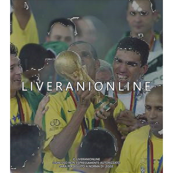 YOKOHAMA (GIAPPONE) 30/06/2002 FINALE MONDIALI CALCIO 2002 GERMANIA - BRASILE NELLA FOTO RIVALDO CON LA COPPA DEL MONDO AGENZIA ALDO LIVERANI SAS