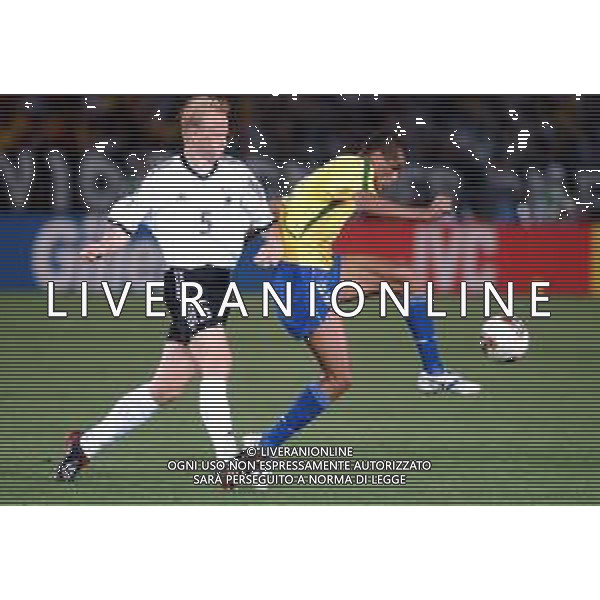 YOKOHAMA (GIAPPONE) 30/06/2002 FINALE MONDIALI CALCIO 2002 GERMANIA - BRASILE NELLA FOTO RIVALDO E CARSTEN RAMELOW AGENZIA ALDO LIVERANI SAS
