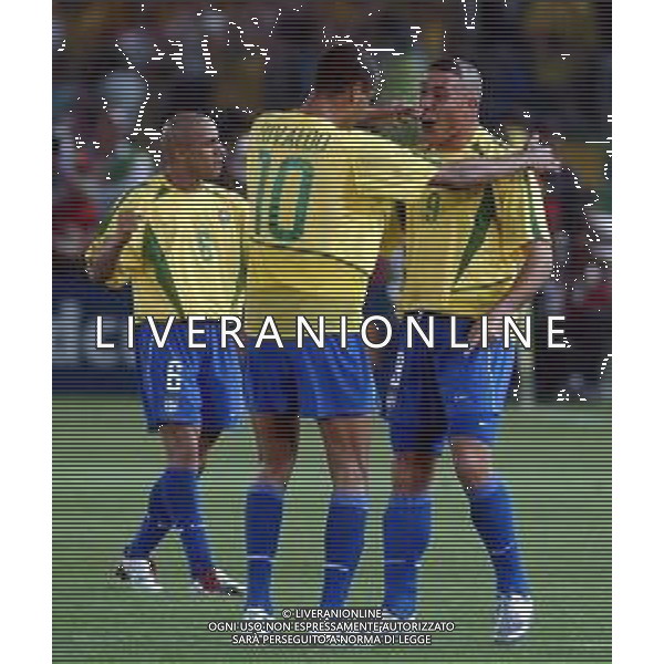 YOKOHAMA (GIAPPONE) 30/06/2002 FINALE MONDIALI CALCIO 2002 GERMANIA - BRASILE NELLA FOTO RIVALDO E RONALDO ESULTANZA AGENZIA ALDO LIVERANI SAS