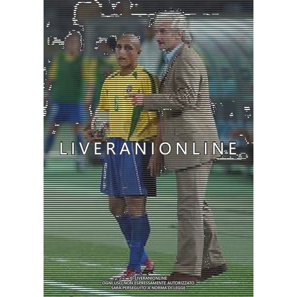 YOKOHAMA (GIAPPONE) 30/06/2002 FINALE MONDIALI CALCIO 2002 GERMANIA - BRASILE NELLA FOTO ROBERTO CARLOS E CON L\'ALLENATORE RUDI VOLLER AGENZIA ALDO LIVERANI SAS
