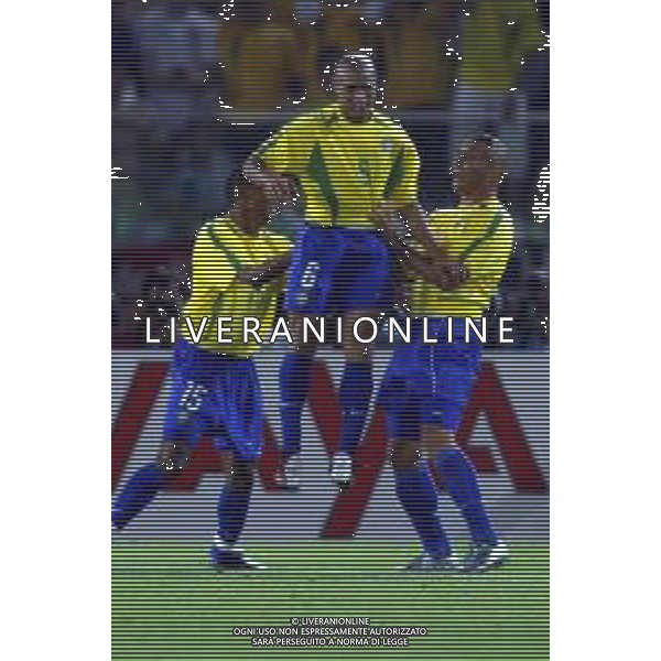 YOKOHAMA (GIAPPONE) 30/06/2002 FINALE MONDIALI CALCIO 2002 GERMANIA - BRASILE NELLA FOTO ROBERTO CARLOS ESULTANZA CON RONALDO AGENZIA ALDO LIVERANI SAS