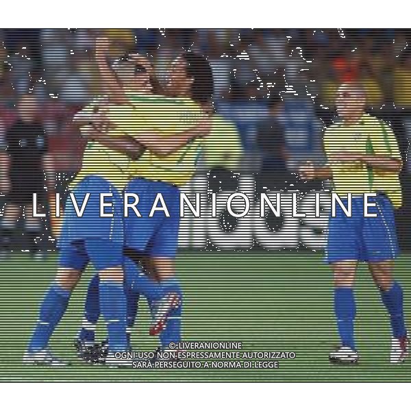 YOKOHAMA (GIAPPONE) 30/06/2002 FINALE MONDIALI CALCIO 2002 GERMANIA - BRASILE NELLA FOTO ESULTANZA RONALDO ABBRACCIATO DOPO IL GOL CON RONALDINHO AGENZIA ALDO LIVERANI SAS