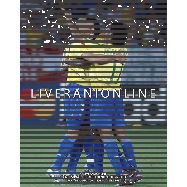YOKOHAMA (GIAPPONE) 30/06/2002 FINALE MONDIALI CALCIO 2002 GERMANIA - BRASILE NELLA FOTO ESULTANZA RONALDO ABBRACCIATO DOPO IL GOL CON RONALDINHO AGENZIA ALDO LIVERANI SAS