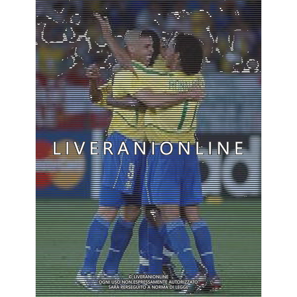 YOKOHAMA (GIAPPONE) 30/06/2002 FINALE MONDIALI CALCIO 2002 GERMANIA - BRASILE NELLA FOTO ESULTANZA RONALDO ABBRACCIATO DOPO IL GOL CON RONALDINHO AGENZIA ALDO LIVERANI SAS