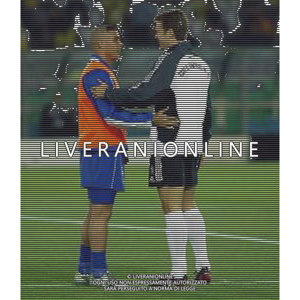 YOKOHAMA (GIAPPONE) 30/06/2002 FINALE MONDIALI CALCIO 2002 GERMANIA - BRASILE NELLA FOTO RONALDO CON BIERHOFF OLIVER AGENZIA ALDO LIVERANI SAS
