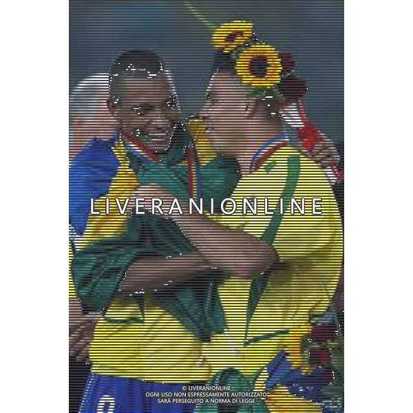 YOKOHAMA (GIAPPONE) 30/06/2002 FINALE MONDIALI CALCIO 2002 GERMANIA - BRASILE NELLA FOTO RONALDO CON GILBERTO SILVA ESULTANZA AGENZIA ALDO LIVERANI SAS