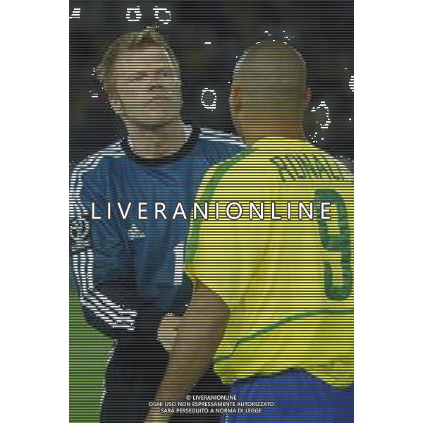 YOKOHAMA (GIAPPONE) 30/06/2002 FINALE MONDIALI CALCIO 2002 GERMANIA - BRASILE NELLA FOTO RONALDO CON KAHN OLIVER AGENZIA ALDO LIVERANI SAS