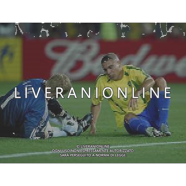 YOKOHAMA (GIAPPONE) 30/06/2002 FINALE MONDIALI CALCIO 2002 GERMANIA - BRASILE NELLA FOTO RONALDO CON KAHN OLIVER AGENZIA ALDO LIVERANI SAS
