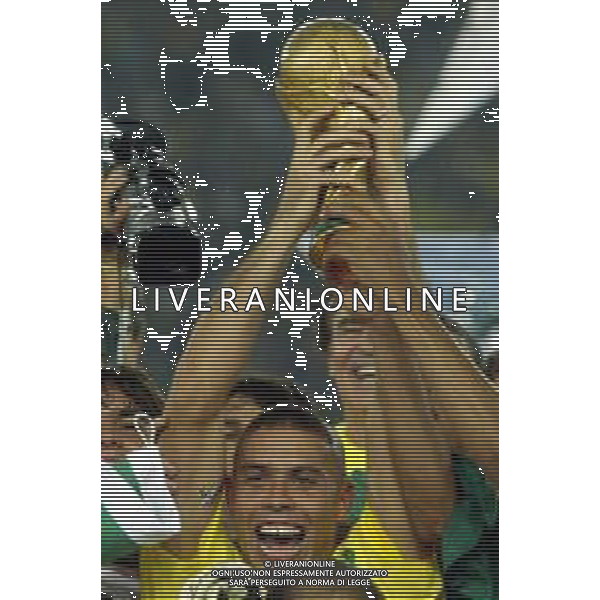 YOKOHAMA (GIAPPONE) 30/06/2002 FINALE MONDIALI CALCIO 2002 GERMANIA - BRASILE NELLA FOTO RONALDO CON LA COPPA DEL MONDO AGENZIA ALDO LIVERANI SAS