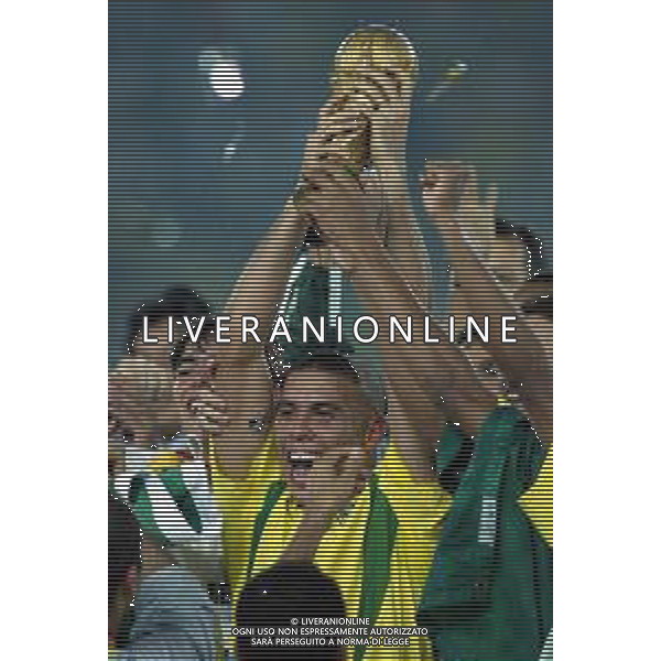 YOKOHAMA (GIAPPONE) 30/06/2002 FINALE MONDIALI CALCIO 2002 GERMANIA - BRASILE NELLA FOTO RONALDO CON LA COPPA DEL MONDO AGENZIA ALDO LIVERANI SAS